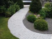 Garten mit Gehweg und links und rechts Bäume und Sträucher