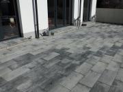 Terrasse mit Pflasterung versehen