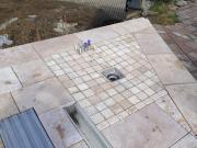 Blick auf den Abfluss des Pools