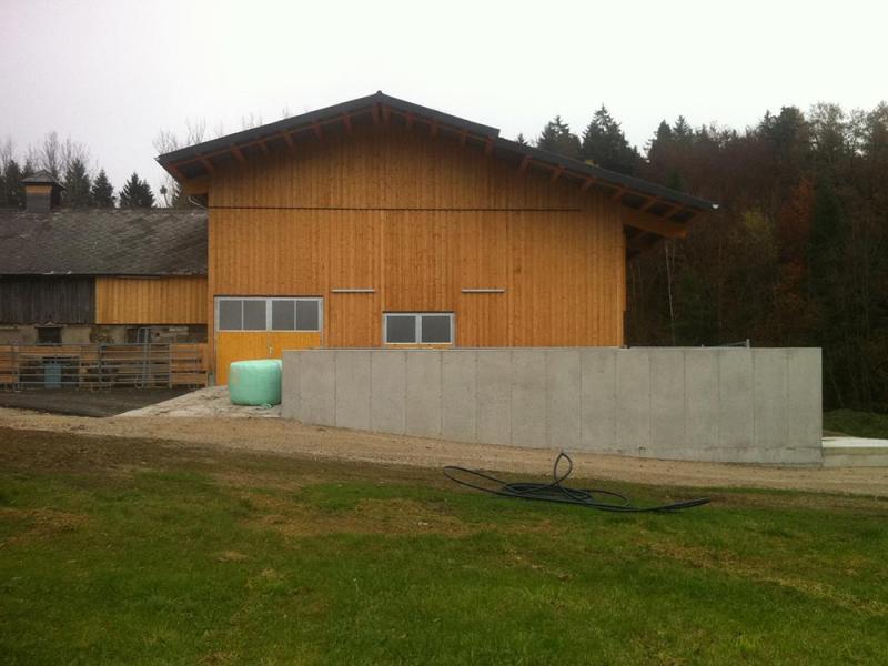 Stallbau aus Holz und im unteren Bereich Beton.