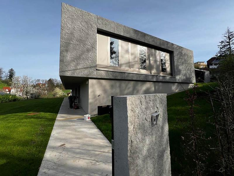 Einfamlienhaus in Betonbauweise - seitlich fotografiert.