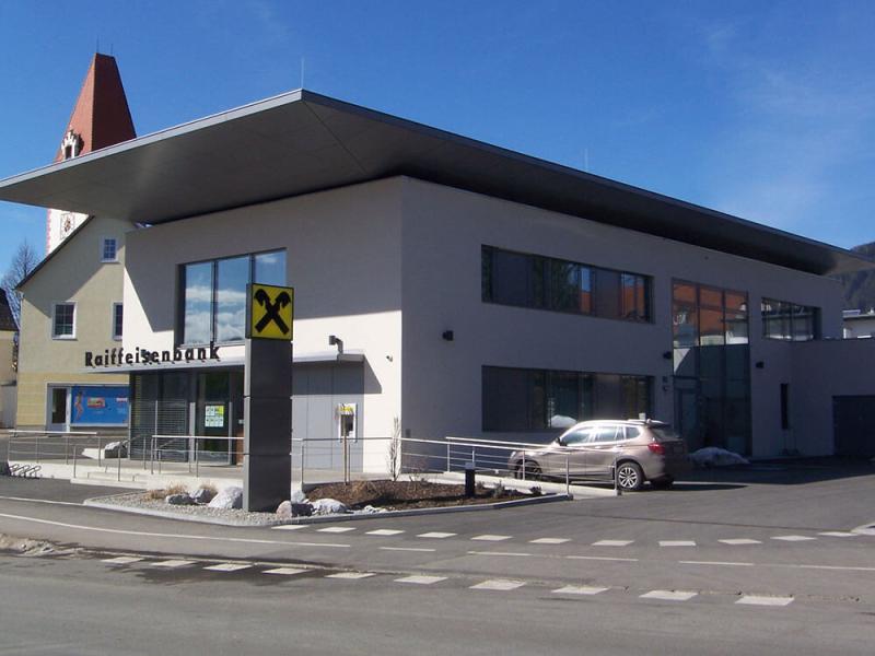 Frontansicht der Raiffeisenbank - einstöckiges Gebäude mit Flachdach.