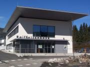 Frontansicht der Raiffeisenbank - einstöckiges Gebäude mit Flachdach.